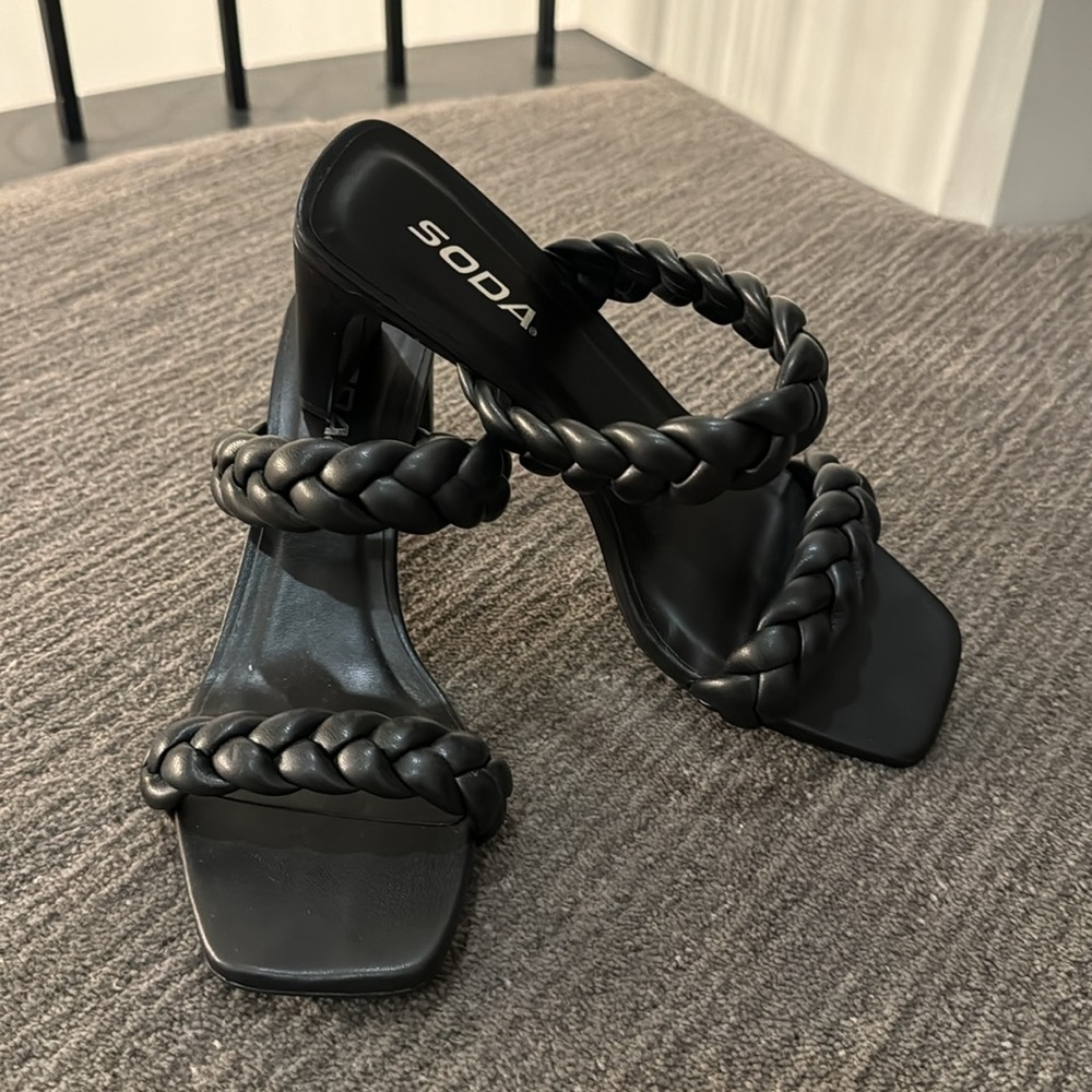 Bottega design inspired braided shoe black